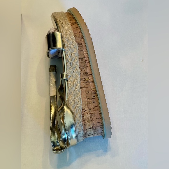 NIB PrettyLittleThing Metallic Gold Sandals Size 6/39 in UK/EU and U.S. Size 8 - Picture 3 of 8